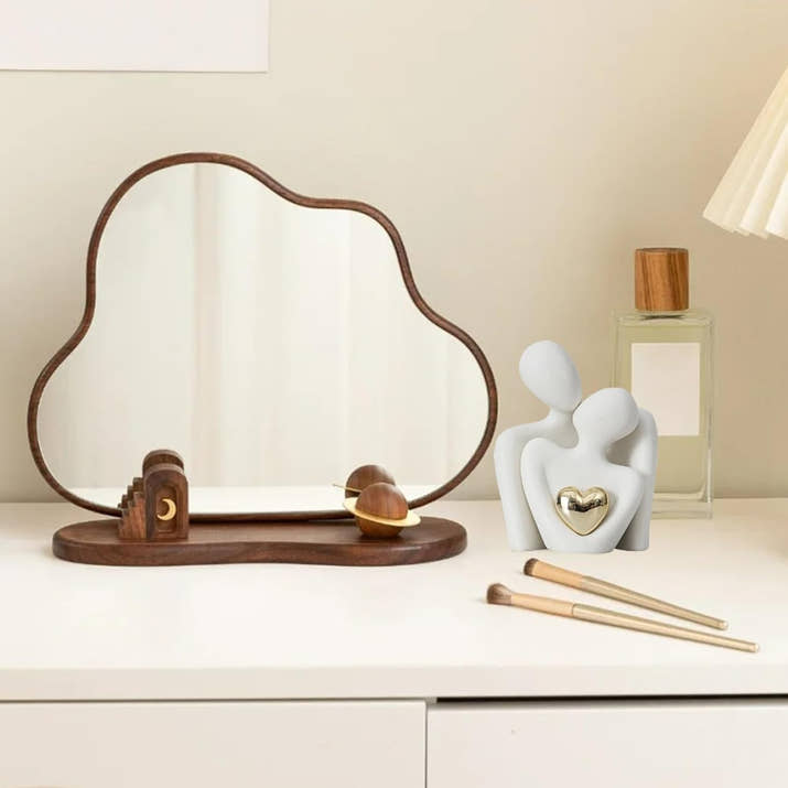 Romantic Couple Statue 